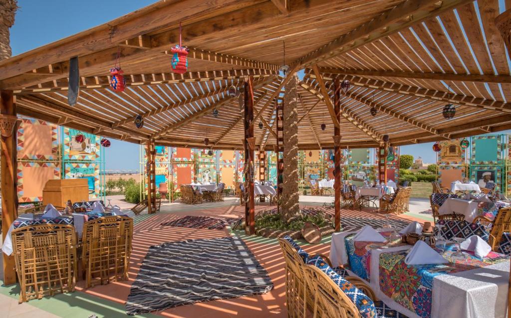 Āra restorāns pie Long Beach Resort Hurgada ar krāsainām galdiem