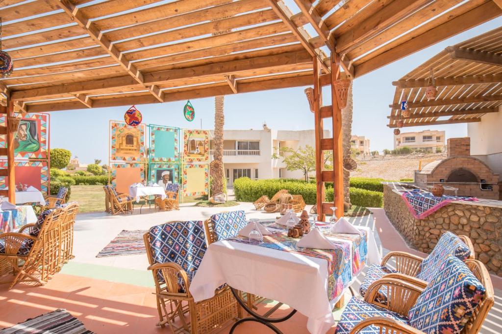 Āra ēdamzona pie Long Beach Resort Hurgada ar krāsainām dekorācijām.
