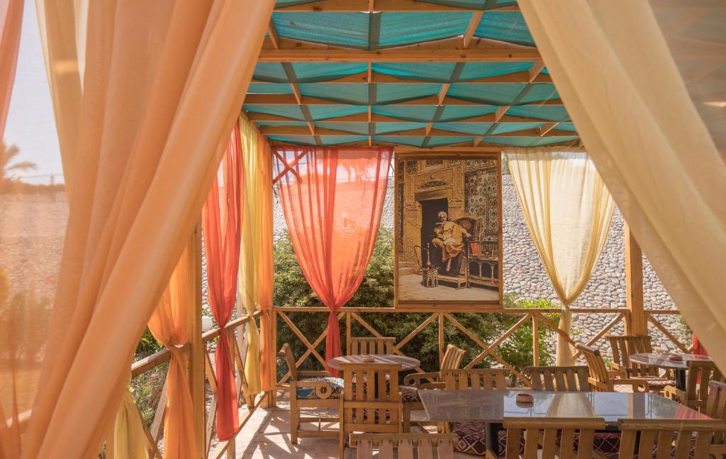Viegla ēdamzāle ar krāsainām aizkariem pie Long Beach Resort Hurgada