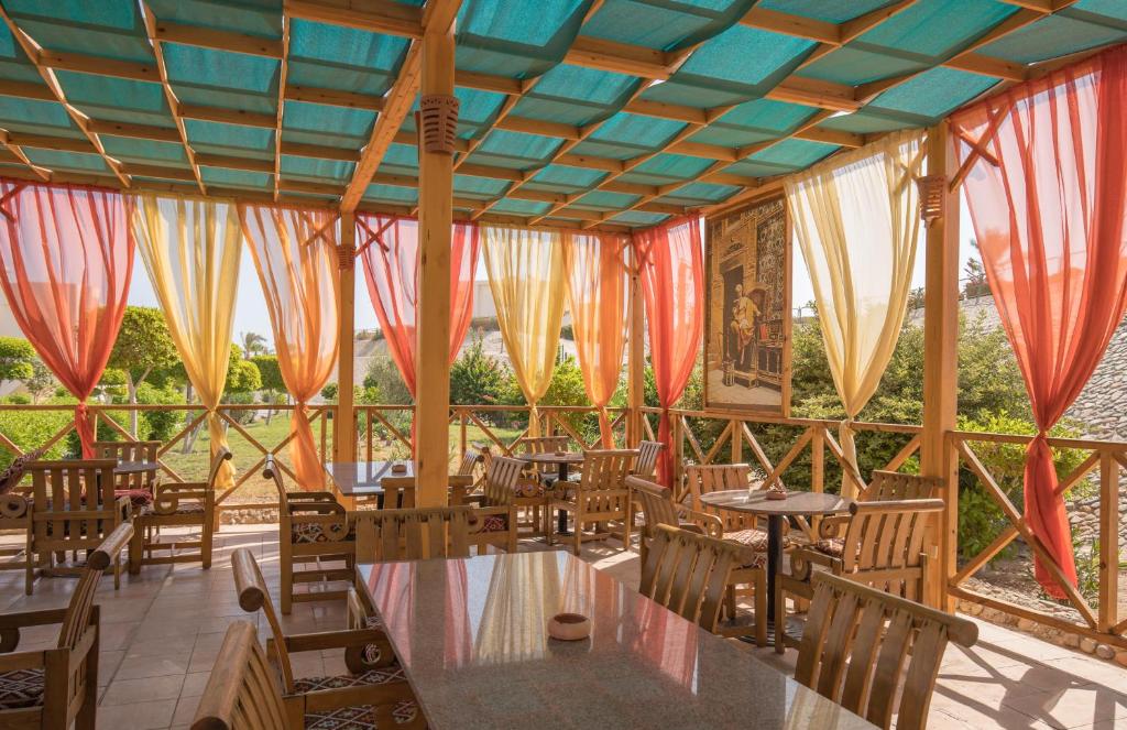 Terases zona ar krēsliem un aizkariem pie Long Beach Resort Hurgada.