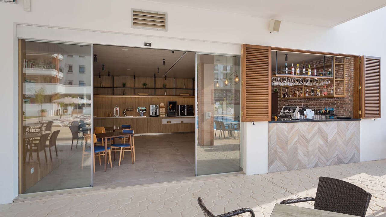 AP Victoria Sport & Beach Hotel bārs un kafejnīca ar plašām stikla durvīm un āra leti