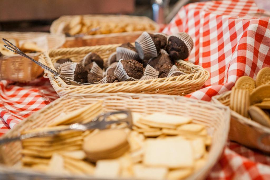 Deserts at Alfagar Alto da Colina, including cookies and chocolate muffins.