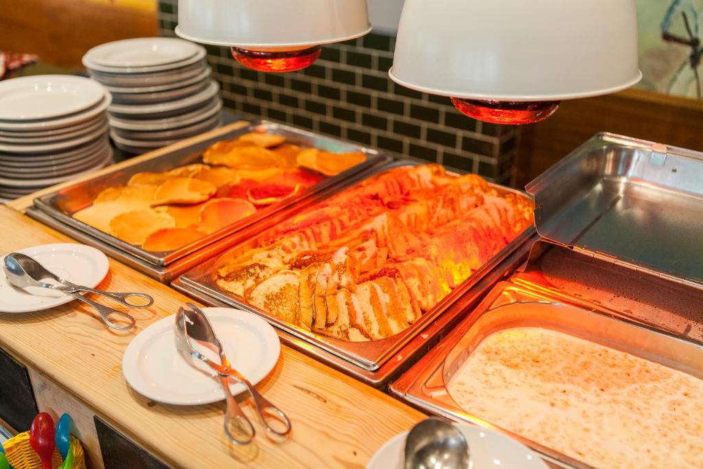 Svaigs brokastu bufete ar pankūkām un desertiem Alfagar Alto da Colina