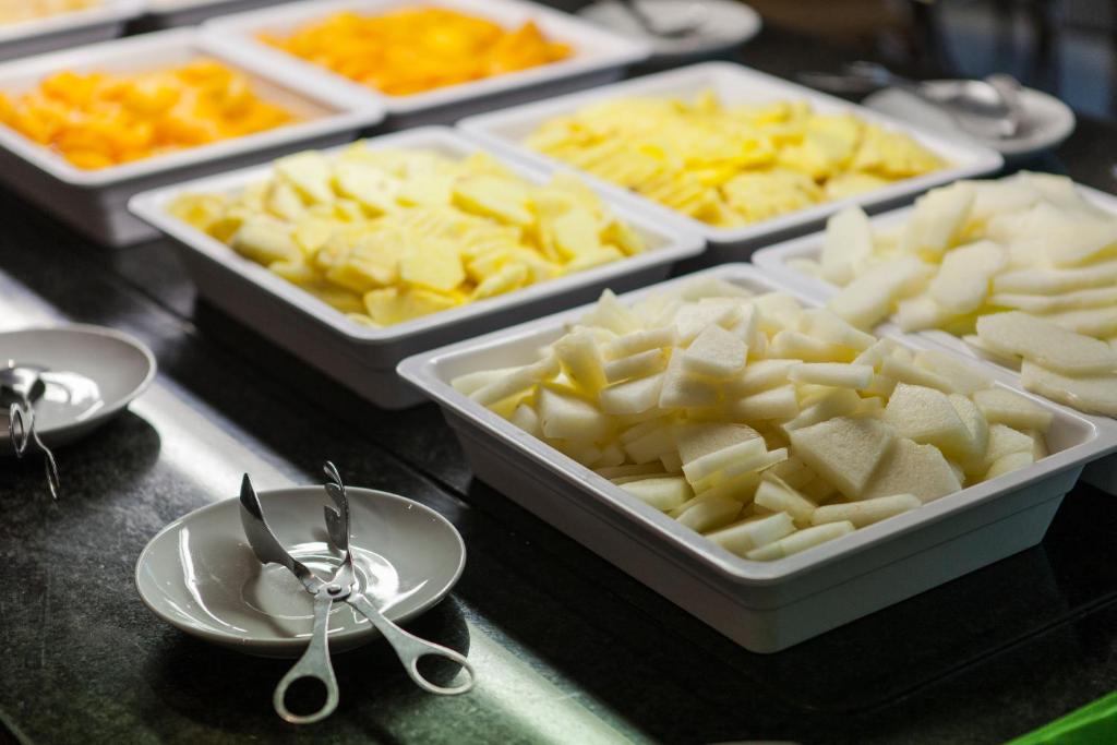 Svaigi augļi uz galda viesnīcā Alfagar Alto da Colina