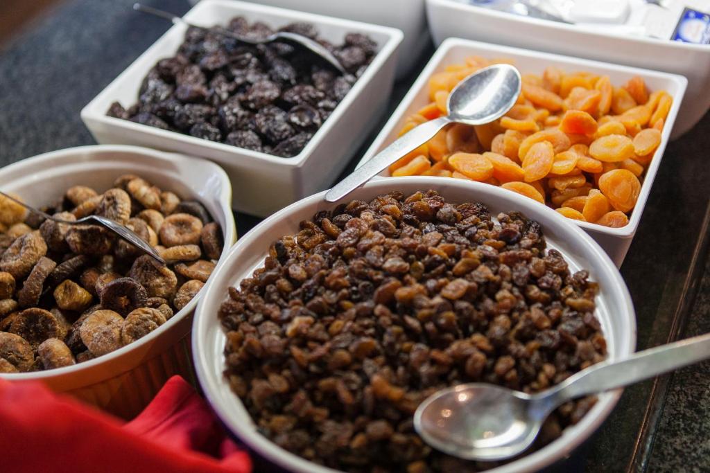 Veselīgās uzkodas viesnīcā Alfagar Alto da Colina: žāvēti augļi un rieksti.