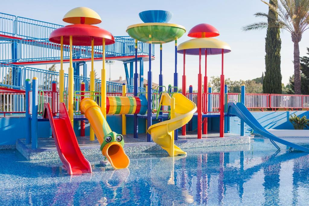 Bērnu ūdens atrakciju parks Alfagar Alto da Colina ar slīdkalniņiem un rotaļu elementiem.