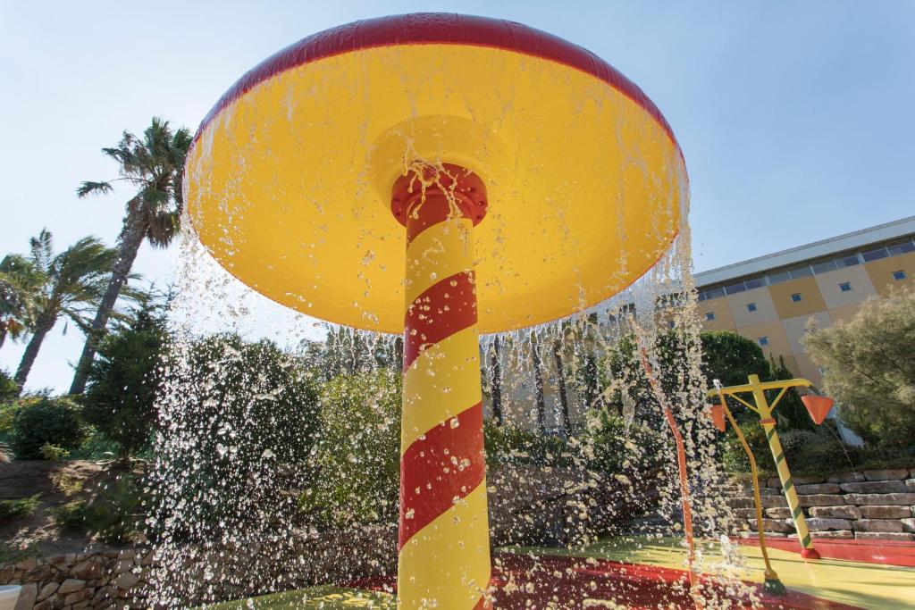 Aqua atrakcija pie Alfagar Alto da Colina ar ūdens plūsmu