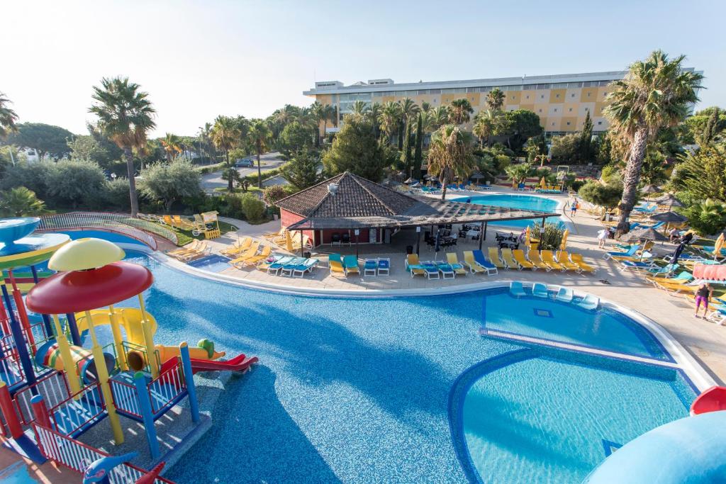 Alfagar Alto da Colina viesnīcas peldbaseins ar bērnu rotaļu zonu