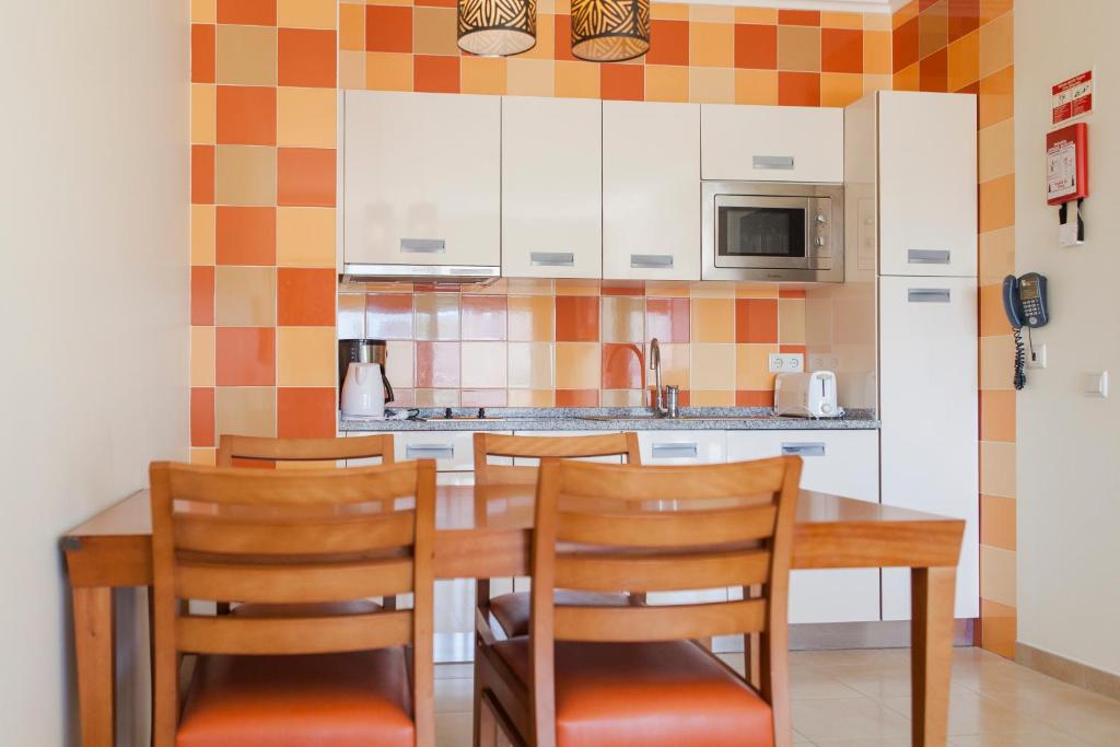 Virtuve ar modernām iekārtām un ēdamgalds Alfagar Alto da Colina