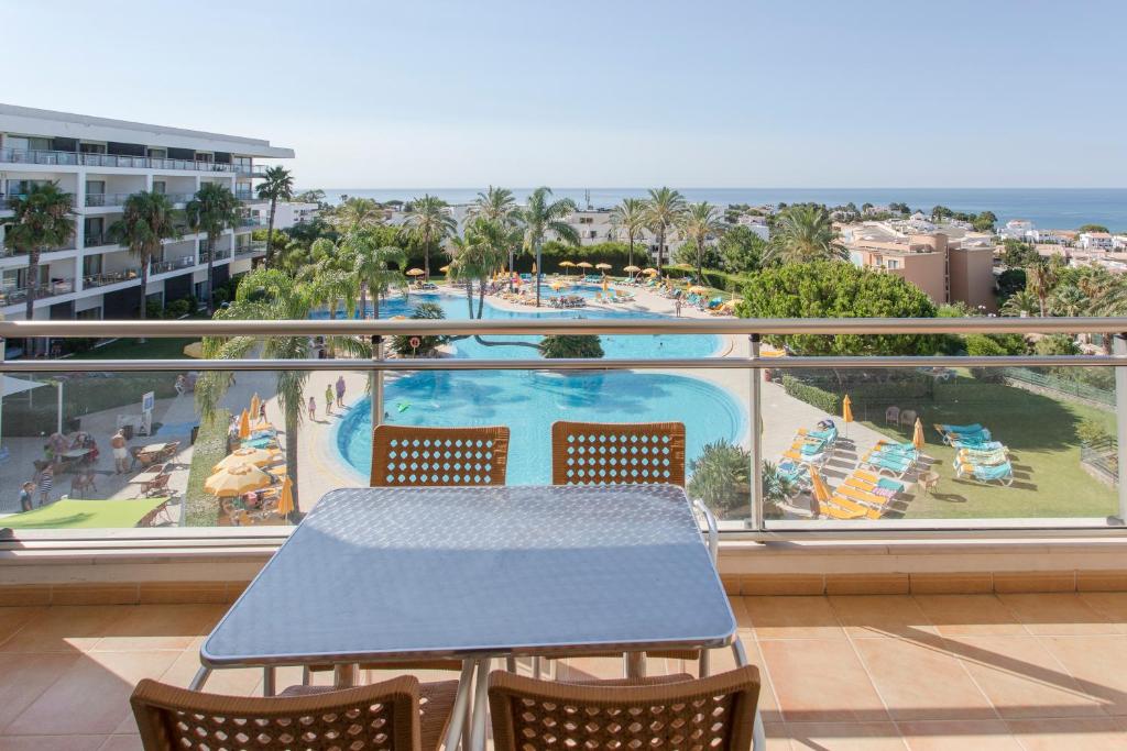 Skats uz baseinu un jūru no Alfagar Alto da Colina balkona.