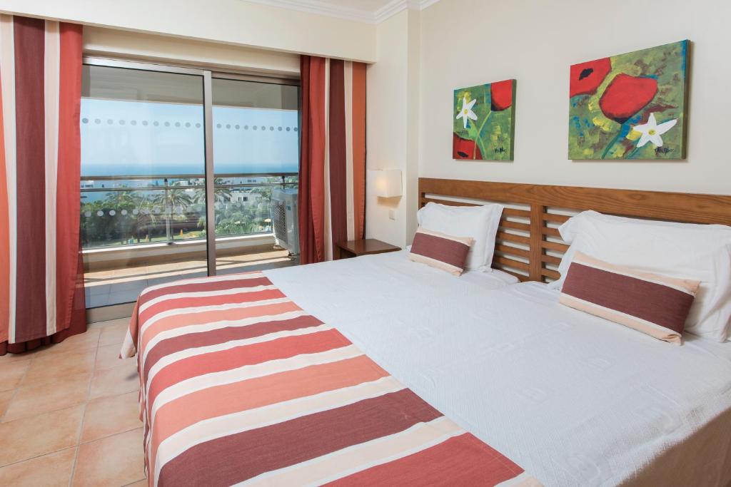 Numurs ar skatu uz jūru viesnīcā Alfagar Alto da Colina, iekārtots ar ērtām gultām.