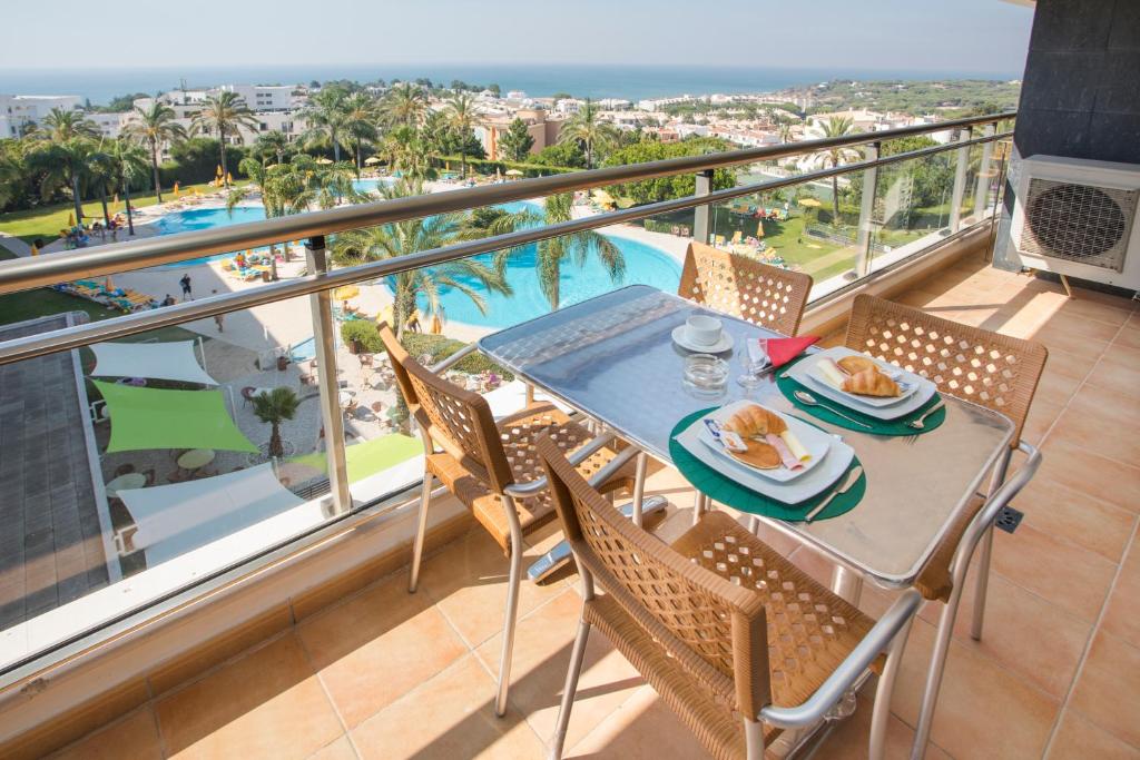 Balkons ar skatu uz baseinu un jūru Alfagar Alto da Colina