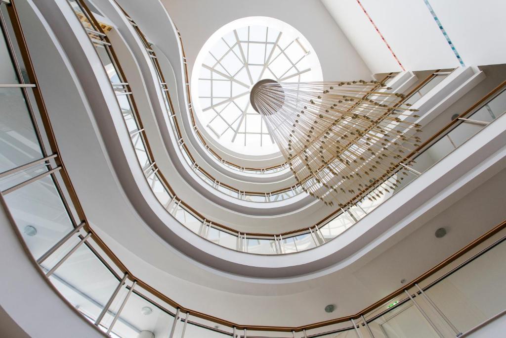 Skats uz eleganto interjeru ar modernu lustru Alfagar Alto da Colina