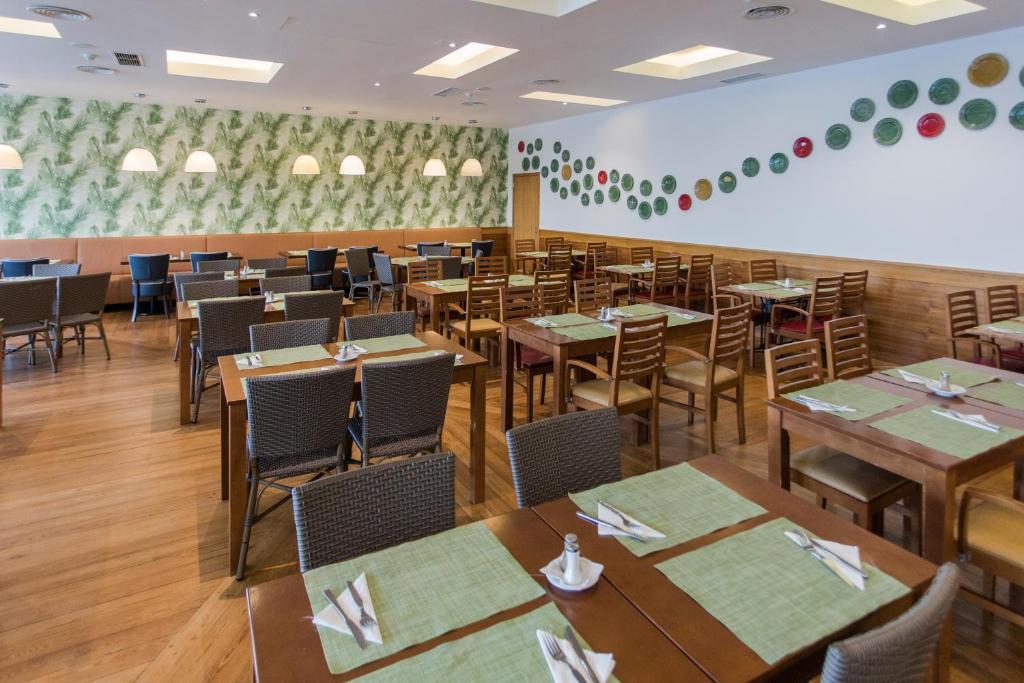 Restorāns ar koka mēbelēm un zaļiem galdautiem, Alfagar Alto da Colina