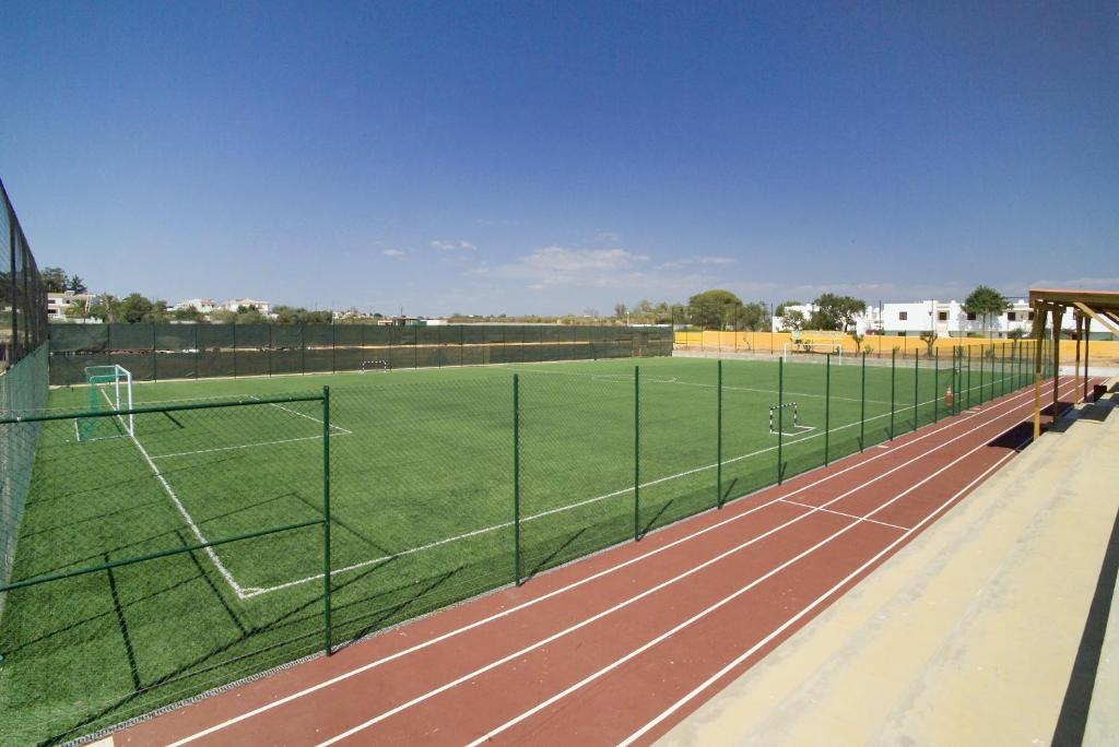 Futbola laukums pie Alfagar Alto da Colina ar skatu uz tribīnēm.