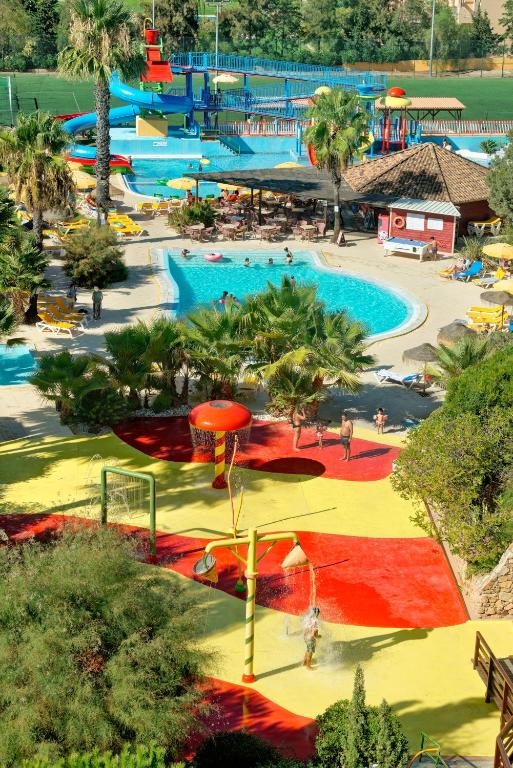 Alfagar Alto da Colina ūdens atrakciju parks ar peldbaseinu un slīdkalniņiem.