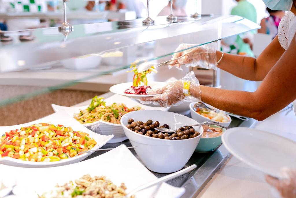 Viesnīcas Auramar Beach Resort bufete ar svaigiem dārzeņiem un salātiem.