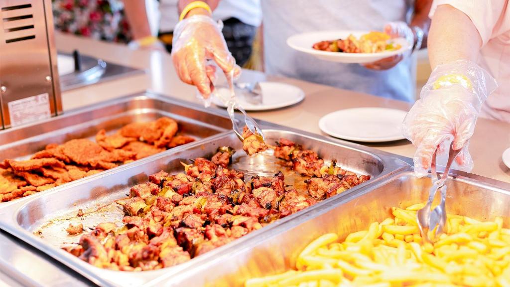 Pusdienu bufete Auramar Beach Resort ar dažādām gaļas un kartupeļu ēdieniem.