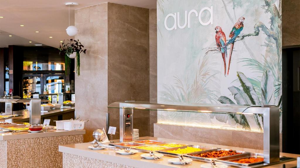 Aura restorāns Auramar Beach Resort ar bufeti un tropu sienas gleznojumu