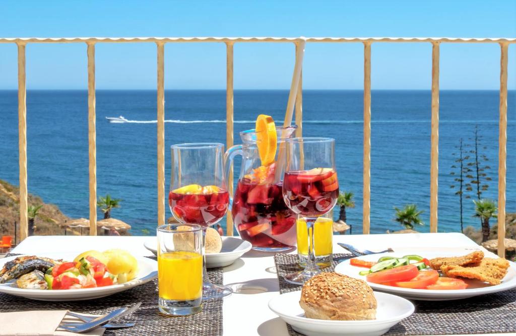 Broka, kas pasniegta Auramar Beach Resort piekrastē, ar skatu uz jūru.