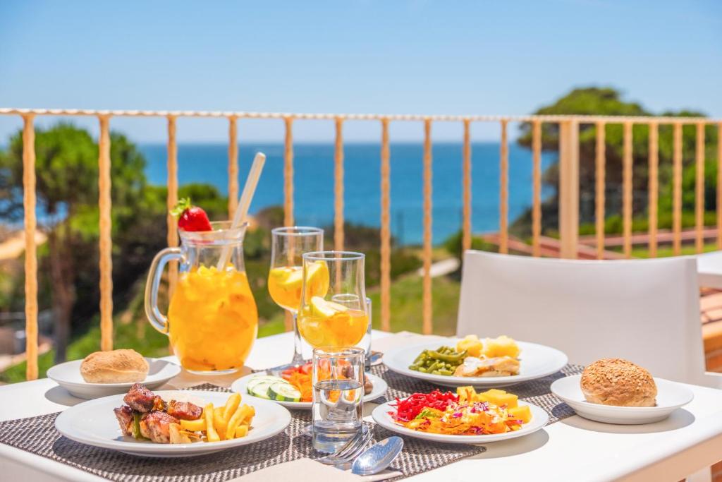 Broka pie Auramar Beach Resort ar skatu uz jūru.