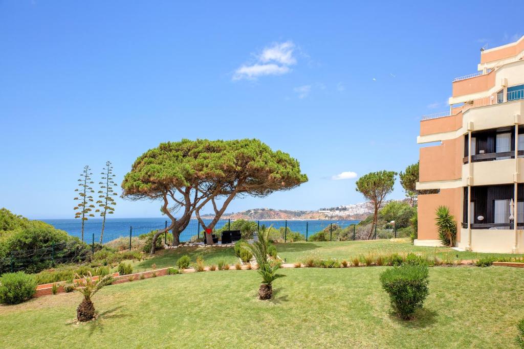 Ainava ar zaļiem zālieniem un jūras skatu pie Auramar Beach Resort.