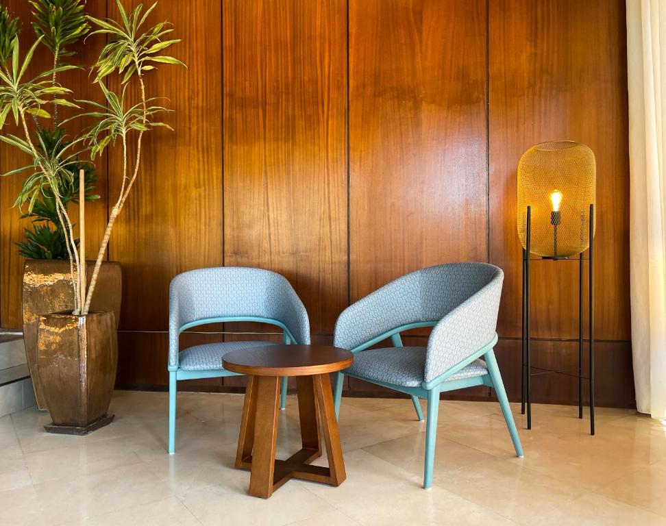 Mūsdienīgi krēsli un galds Auramar Beach Resort viesnīcā