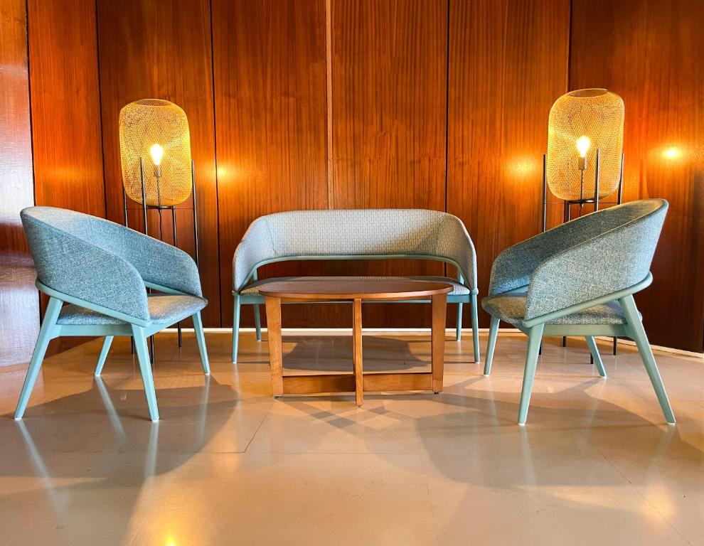 Mūsdienīgi krēsli un galds Auramar Beach Resort iekštelpās