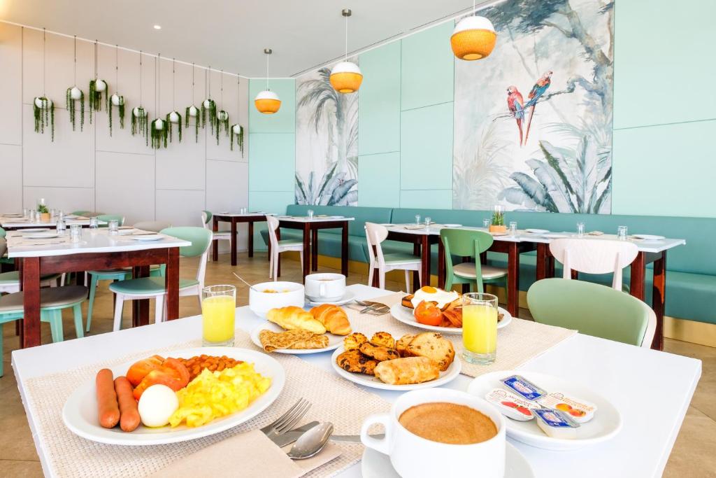 Brokastu galds ar gardām maltītēm Auramar Beach Resort