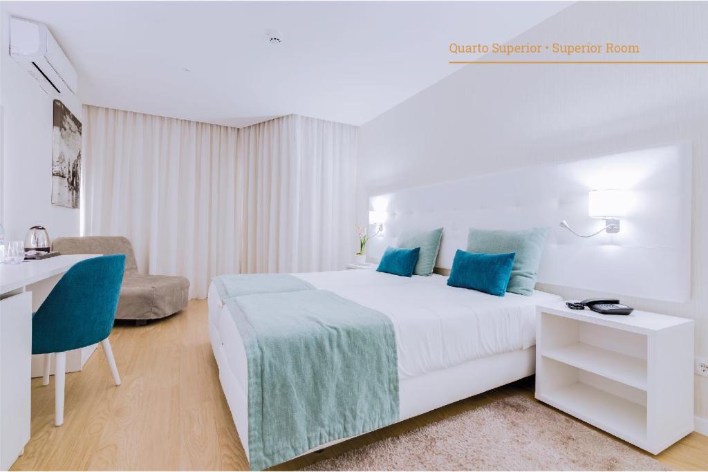 Mūsdienīgs Superior numurs Auramar Beach Resort ar ērtu gultu un elegantām detaļām.