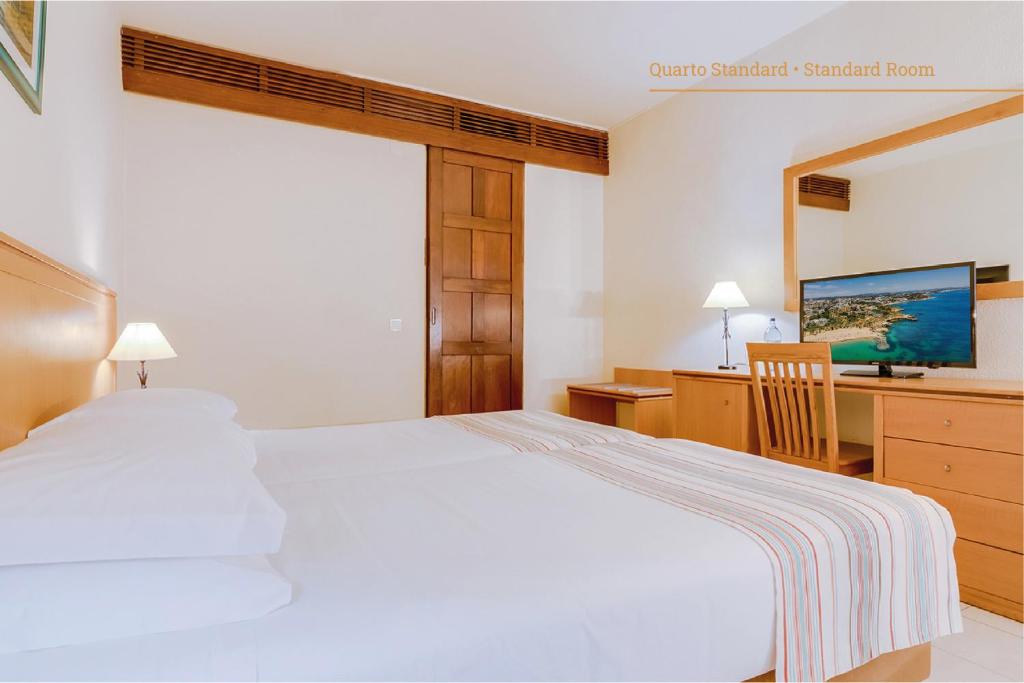 Auramar Beach Resort standarta numurs ar divguļamo gultu un televizoru