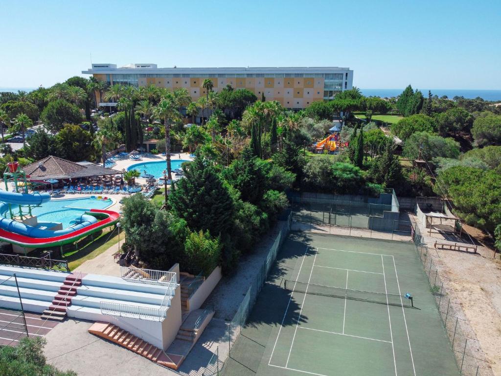 Alfagar Alto da Colina viesnīca ar baseiniem un tenisa laukumu piekrastē