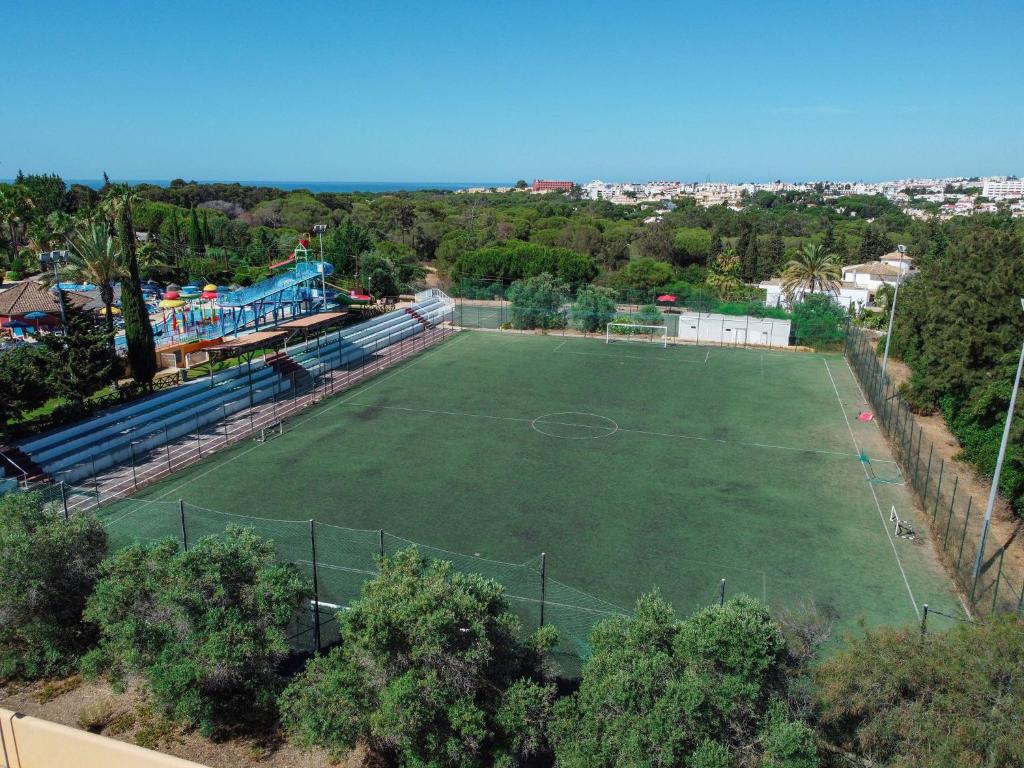 Futbola laukums pie Alfagar Alto da Colina, apkārtne ar zaļām zonām