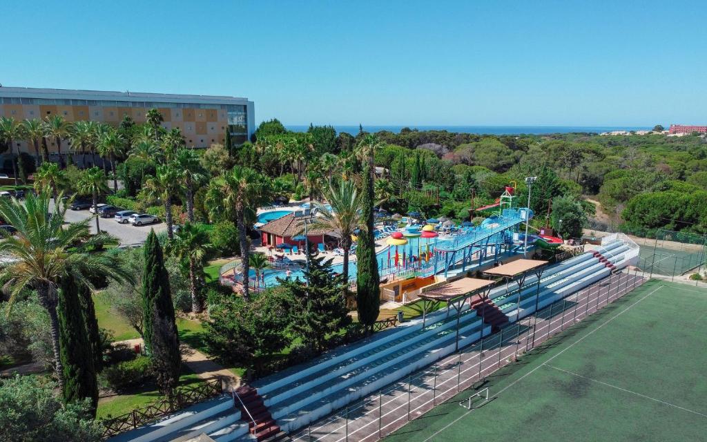 Alfagar Alto da Colina viesnīca ar peldbaseinu un tropisku dārzu piekrastē.