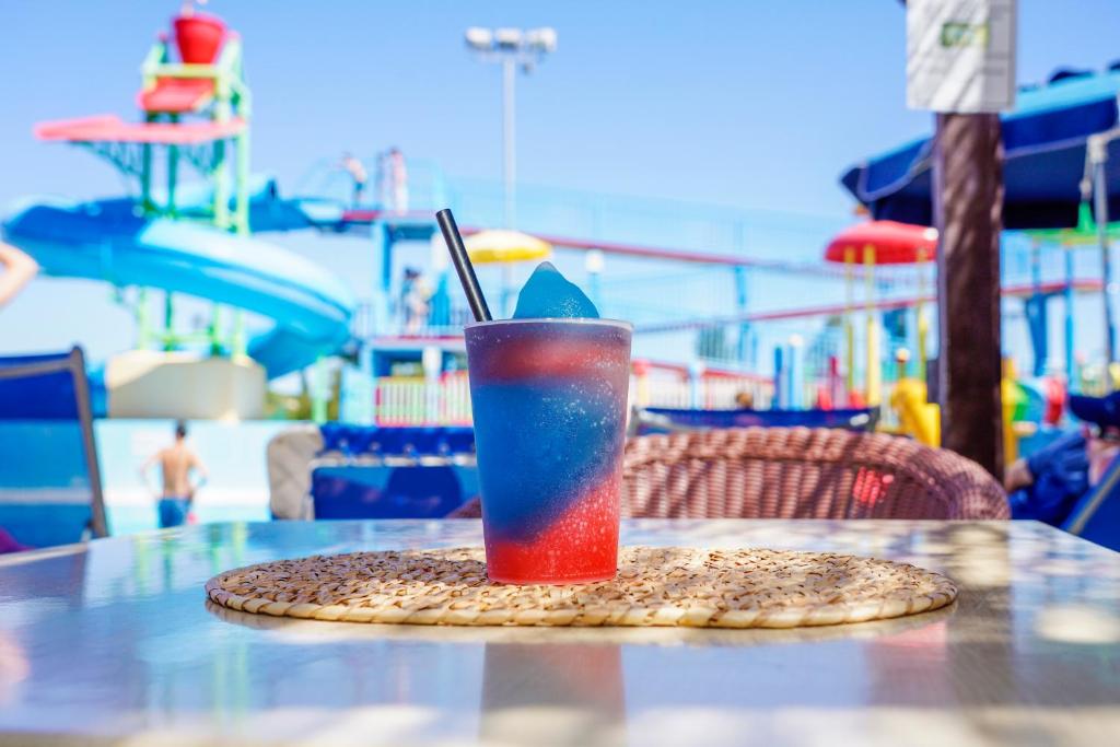 Atsvaidzinošs dzēriens pie Alfagar Alto da Colina ūdens atrakciju parka