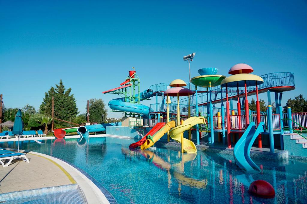 Bērnu ūdens atrakciju parks viesnīcā Alfagar Alto da Colina ar slidkalniņiem.