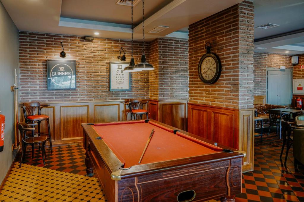 Billiard table in the cozy bar area of Alfagar Alto da Colina