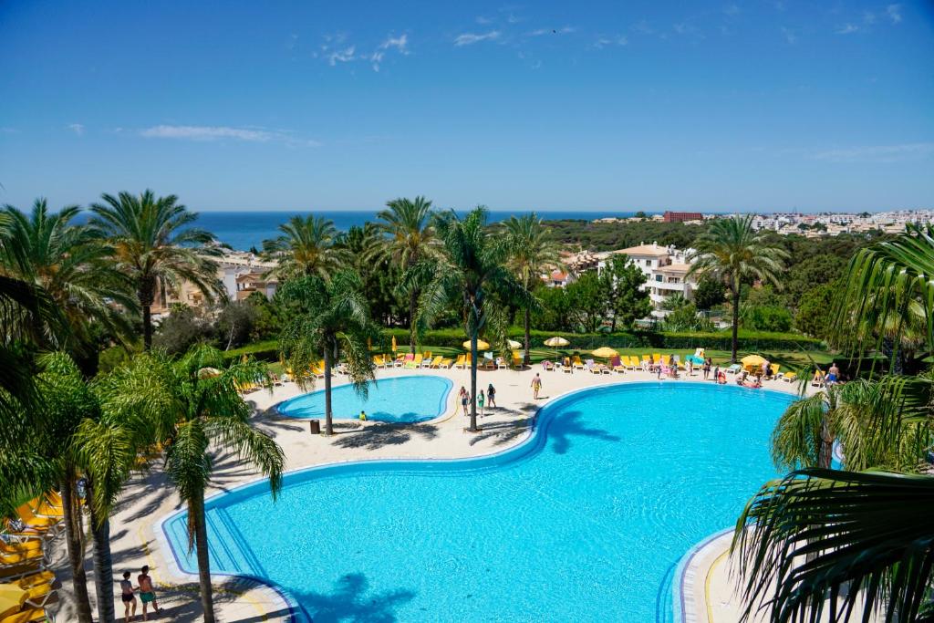 Alfagar Alto da Colina plašais baseins ar palmu kokiem piekrastē