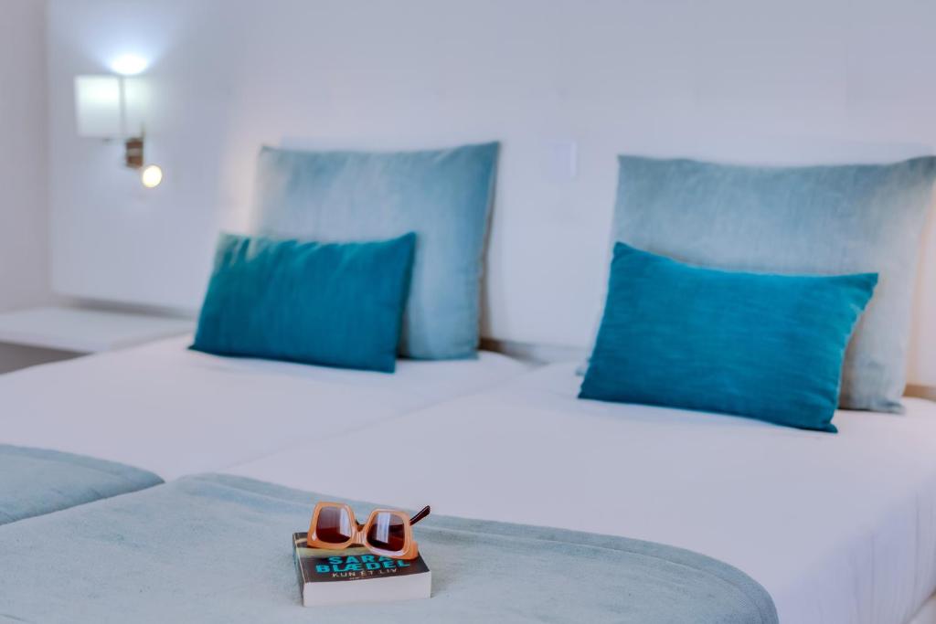 Numuri Auramar Beach Resort ar gaišām gultām un spilveniem