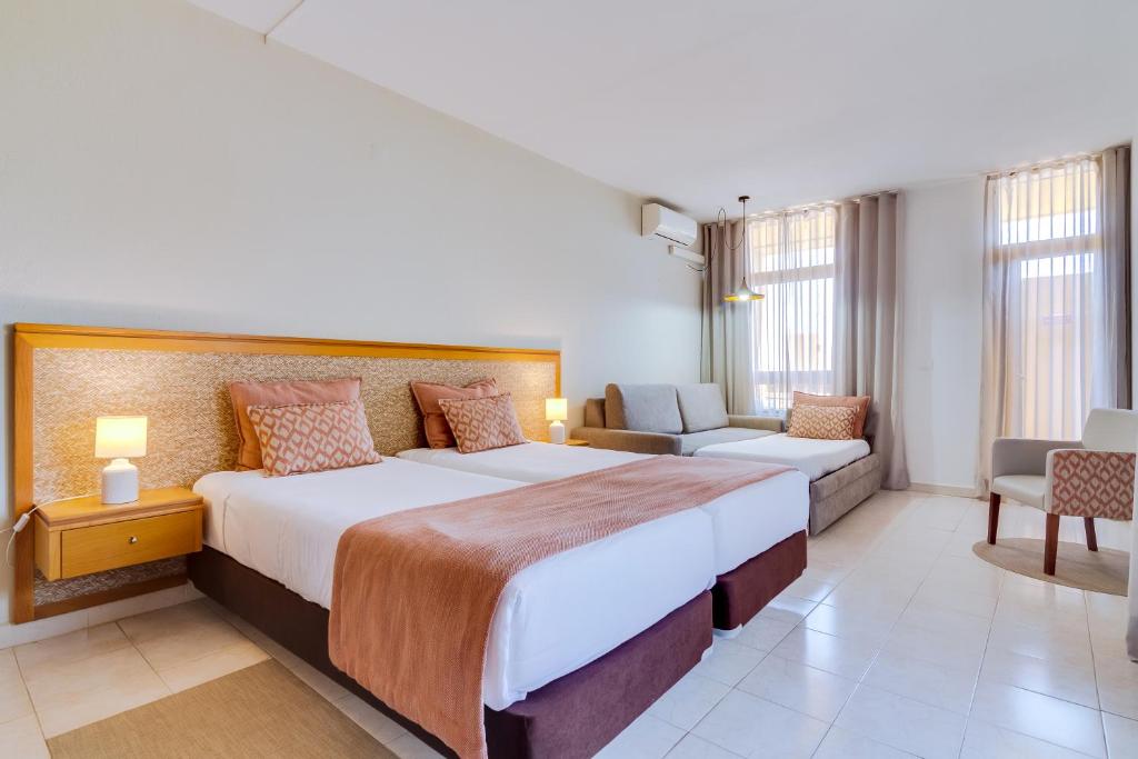 Divvietīgs numurs Auramar Beach Resort ar gaisīgu interjeru un dīvānu.