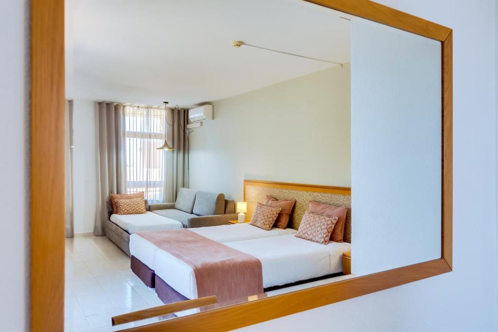 Numurs Auramar Beach Resort ar divām gultām un dīvānu