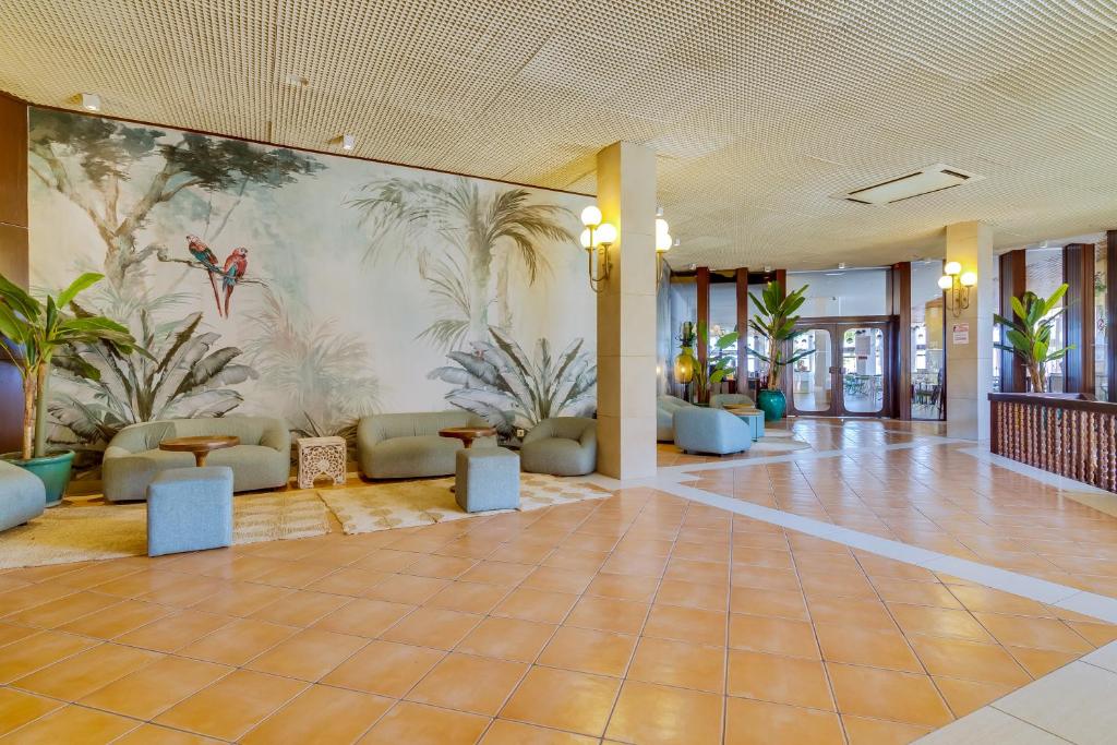 Mūsdienīgs viesnīcas Auramar Beach Resort reģistratūras interjers ar tropiskiem motīviem.