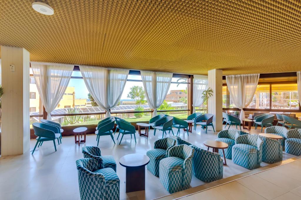 Mūsdienīgs atpūtas zonas interjers Auramar Beach Resort ar skatu uz dārzu.