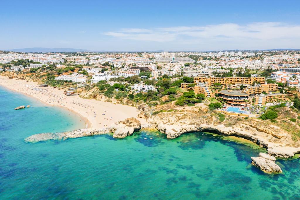 Auramar Beach Resort piekrastes skats ar skaidru ūdeni un pludmali