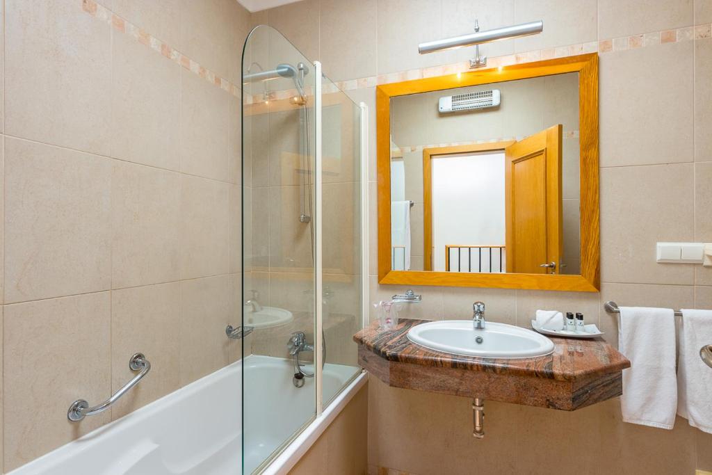 Pestana Palm Gardens Ocean & Golf Villas vannas istaba ar vannu un dušu