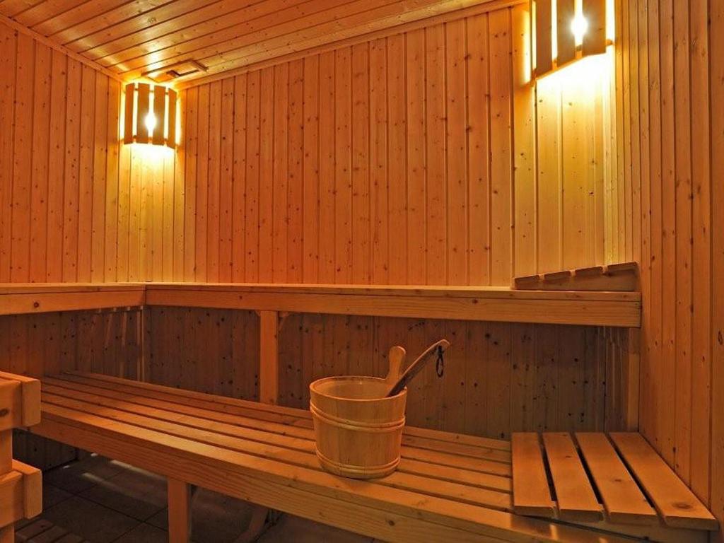 Pestana Palm Gardens Ocean & Golf Villas saunas interjers ar koka apdari.