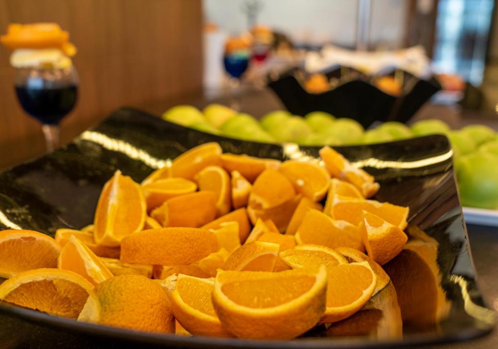 Svaigi apelsīni CAMPUS HILL HOTEL bagātīgā bufetē