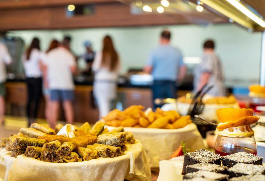 Gards bufetes galdiņš ar desertiem CAMPUS HILL HOTEL