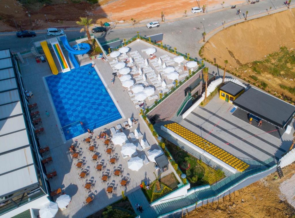 Skats uz CAMPUS HILL HOTEL peldbaseinu un atpūtas zonu.