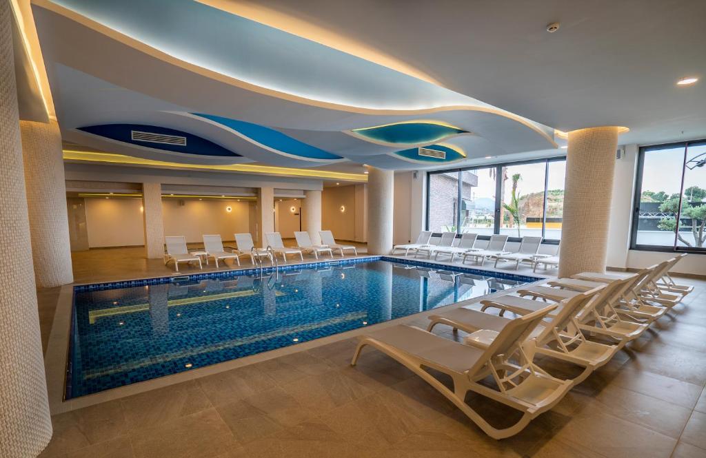 Iekštelpu baseins ar saules krēsliem CAMPUS HILL HOTEL